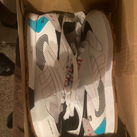 Girl Reebok - Picture 2 of 2